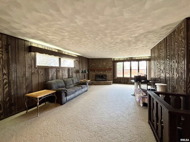 Property Photo:  701 W High Street  IL 61529 