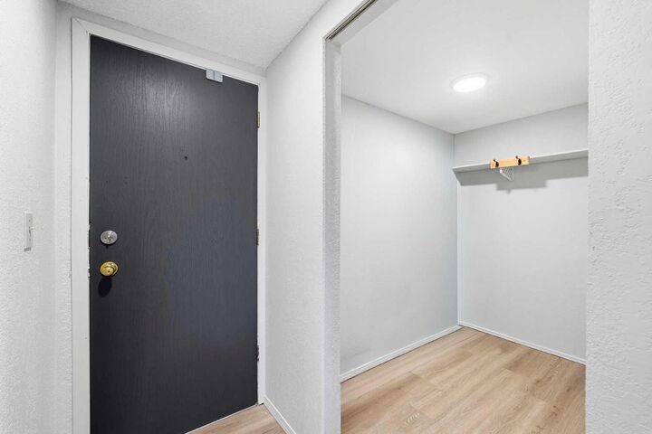 Property Photo:  1113 37 Street SW 305  AB T3C 1S5 