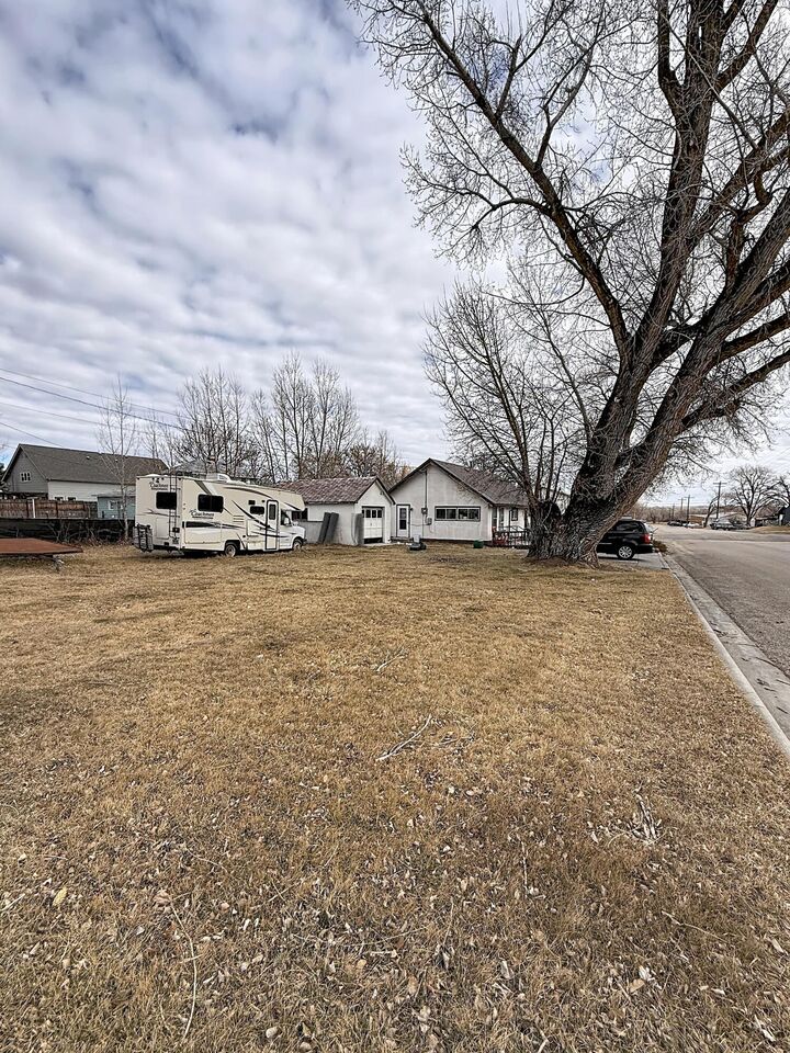 Property Photo:  710 N Burritt Avenue  WY 82834 