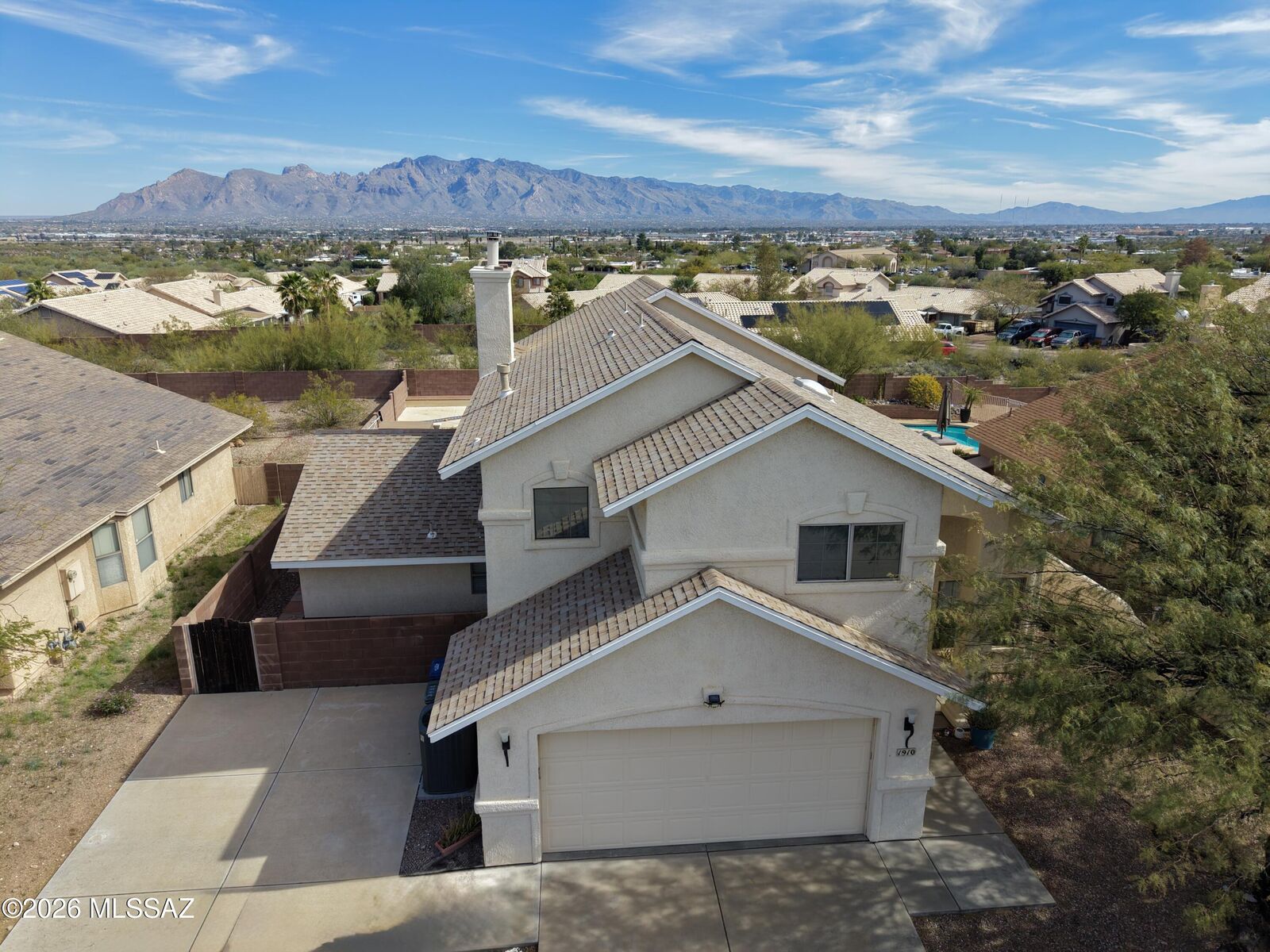 Property Photo: 1910 N Takahe Way AZ 85745