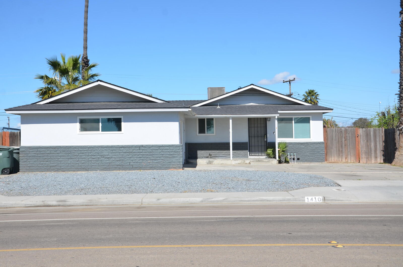 Property Photo: 1410 W Bush Street CA 93245