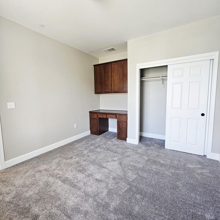 Property Photo: 1009 E Harter Drive CA 93292