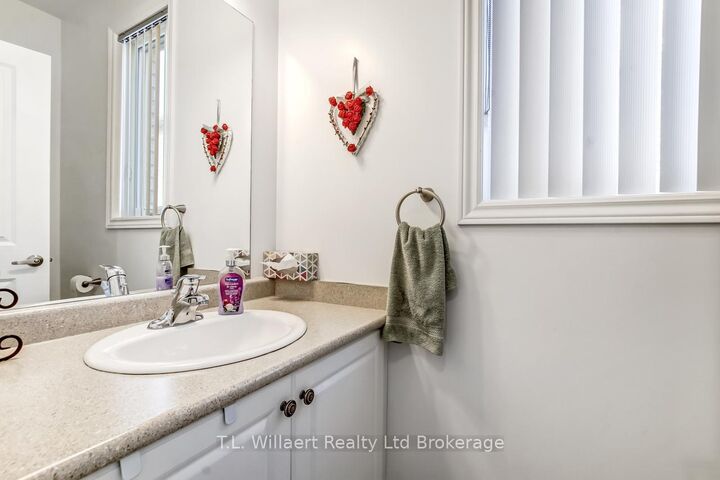 Property Photo: 42 Seaton Crescent ON N4G 0J8