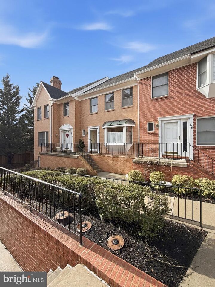 Property Photo:  207 Locust Street A SE  VA 22180 