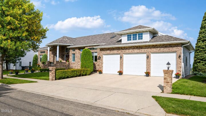 Property Photo:  700 Aspen Avenue  ND 58503 