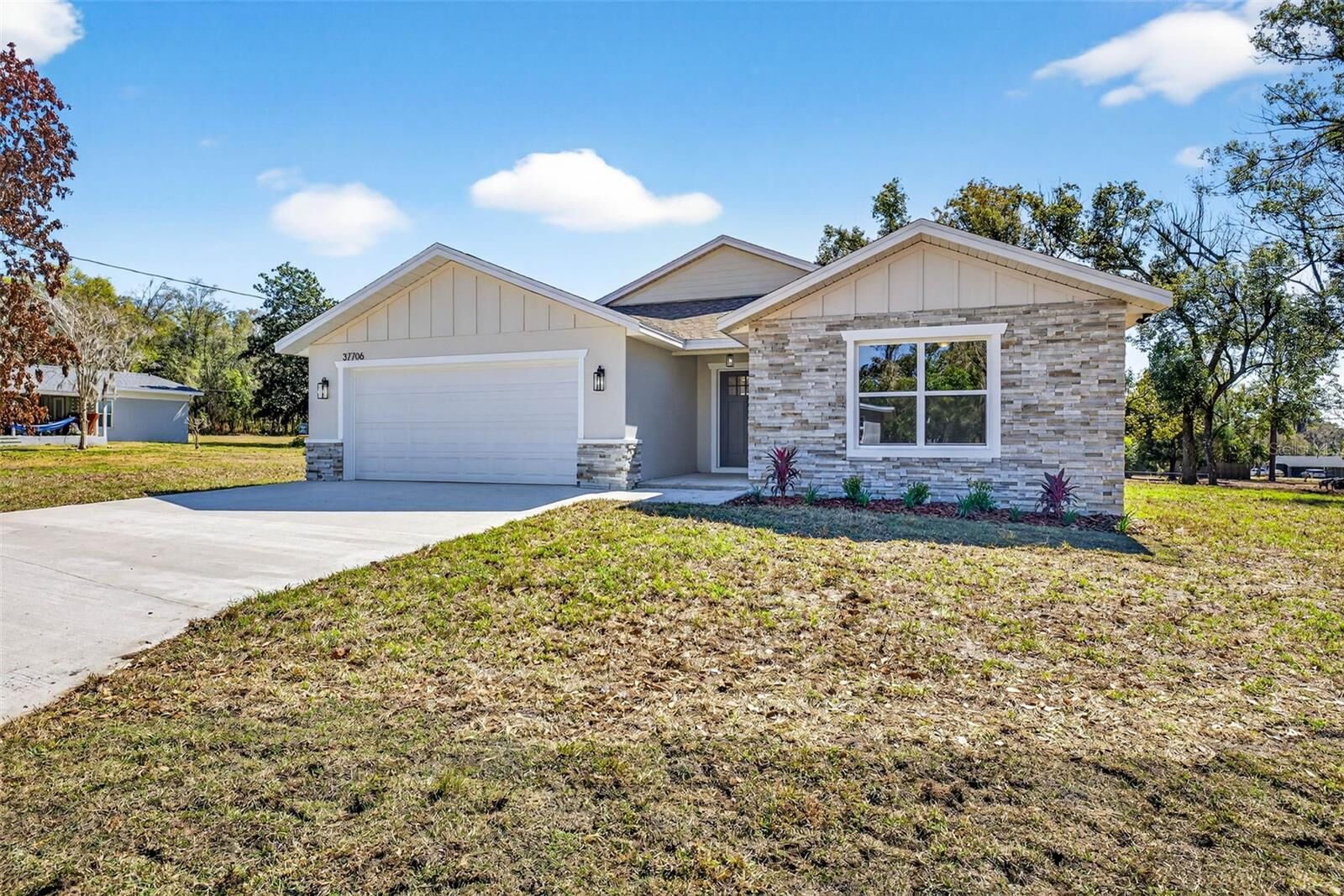 Property Photo:  37706 Dixie Avenue  FL 33525 