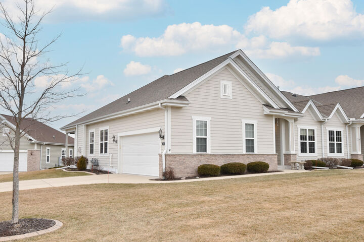 Property Photo:  3905 S Five Iron Ct  WI 53151 