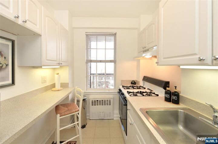 Property Photo:  5 Roosevelt Place 2B  NJ 07042 