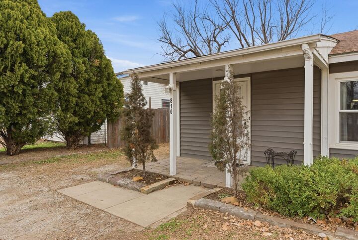 Property Photo:  810 N Anna St  KS 67212 