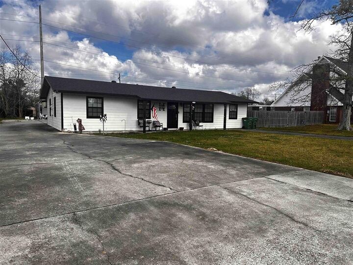 Property Photo:  209 W Lee W  LA 70663-5437 