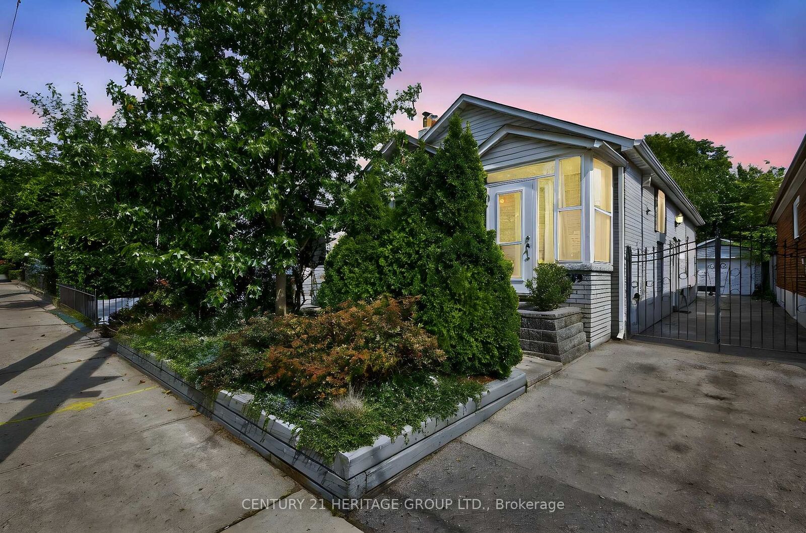Property Photo:  1269 Broadview Avenue  ON M4K 2T5 