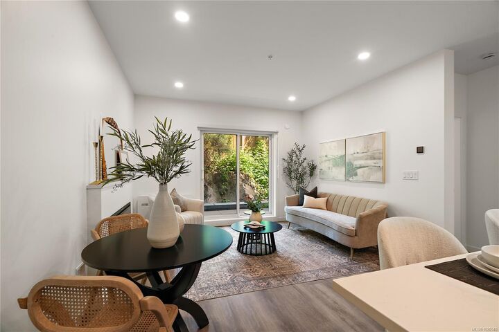 Photo de la propriété:  610 Lampson St 404  BC V9A 0L4 