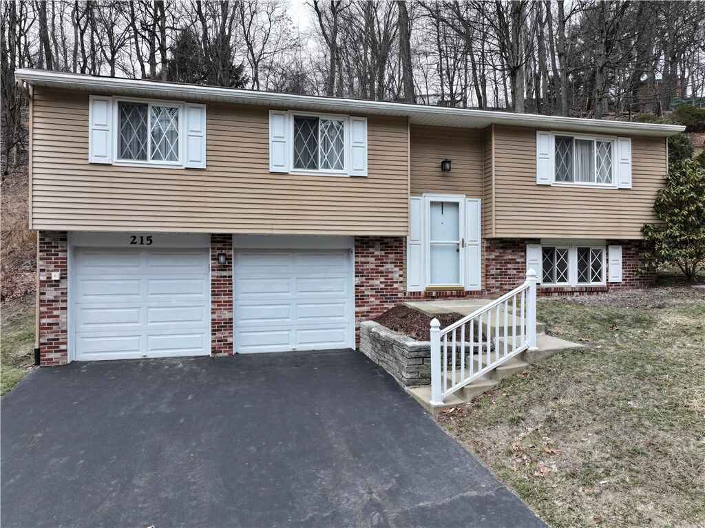 Property Photo:  215 Hillendale Rd  PA 15237 
