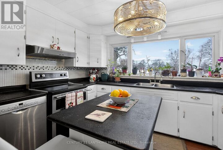 Property Photo:  82 First Avenue  ON K8V 4C5 