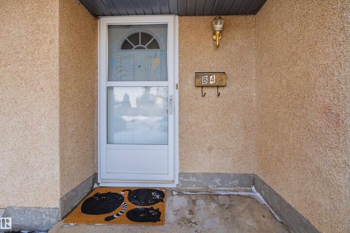 Property Photo:  1 Garden Grove Grove NW B4  AB T6J 2L3 