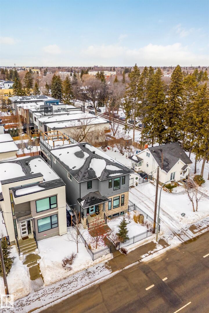 Photo de la propriété:  10038 142 Street NW  AB T5N 2N5 
