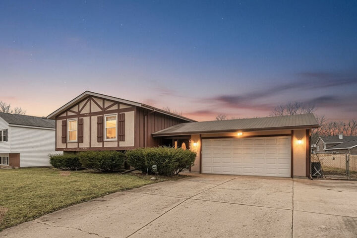 Property Photo:  922 Coventry Lane  IL 60014 