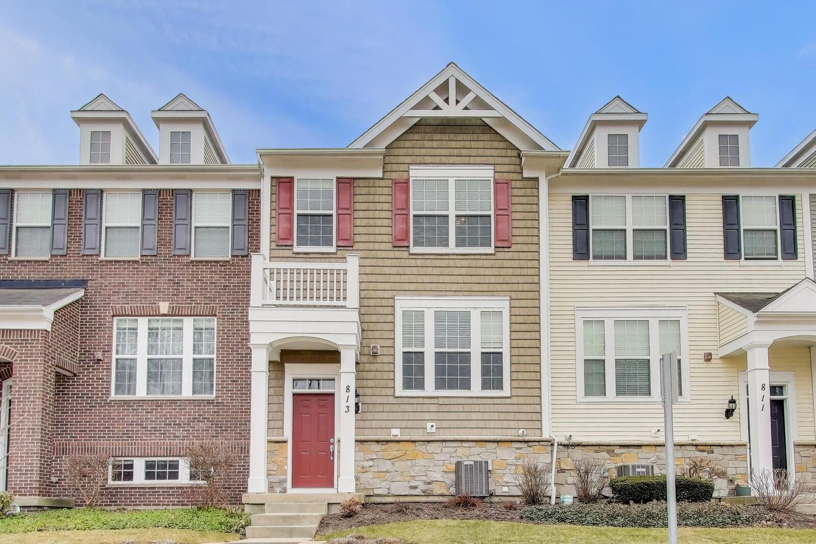 Property Photo:  813 E Hamlin Lane  IL 60004 