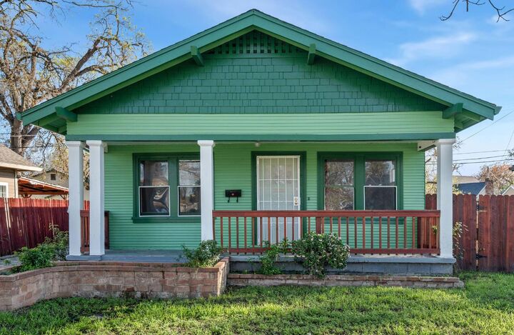 Property Photo:  526 Redwood Avenue  CA 95815 