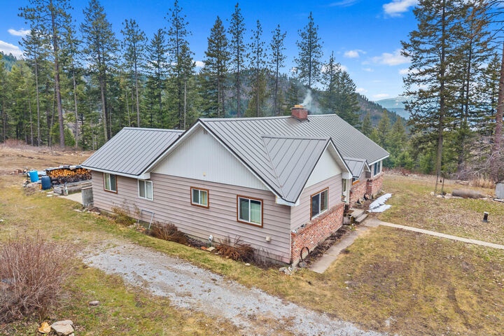Property Photo: 2852 Horseshoe Lake Rd WA 99109