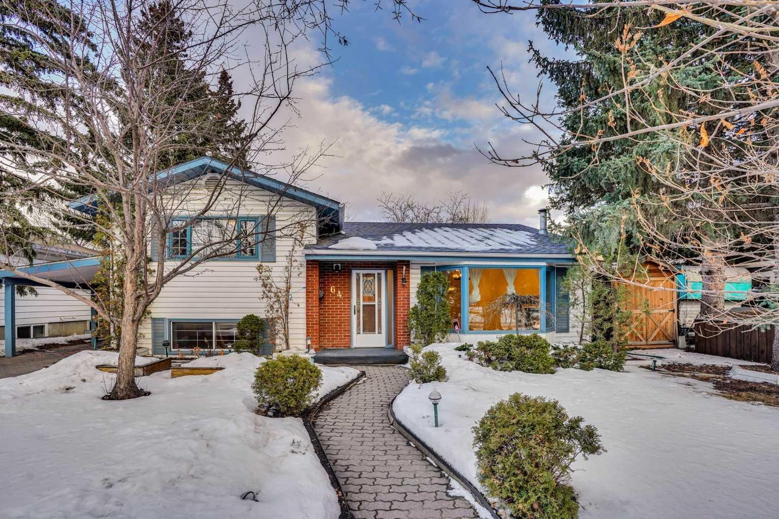 Property Photo:  64 Hartford Road NW  AB T2K 2A5 