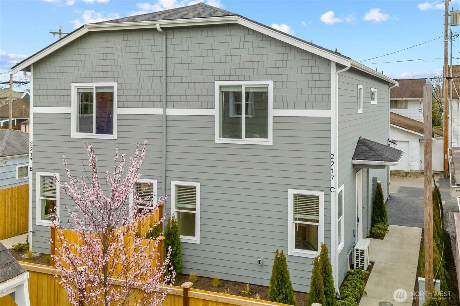 Property Photo:  2217  Hoyt Avenue C  WA 98201 