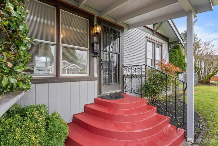 Property Photo:  421  2nd Street NW  WA 98371 