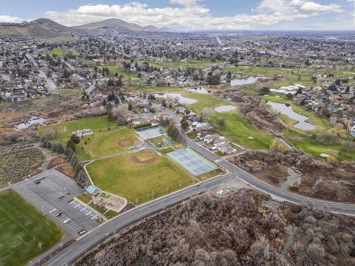 Property Photo:  2429 Mark Ct  WA 99352 