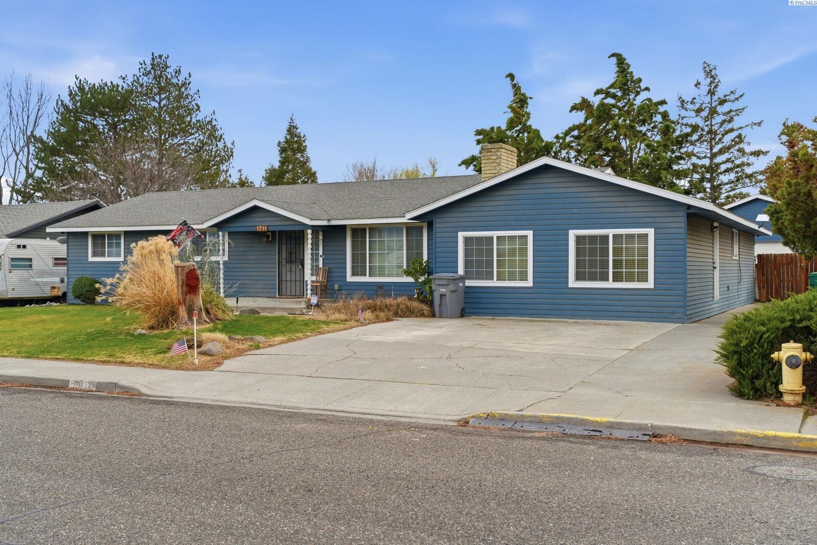 Property Photo:  1711 W 15th Ave  WA 99337 