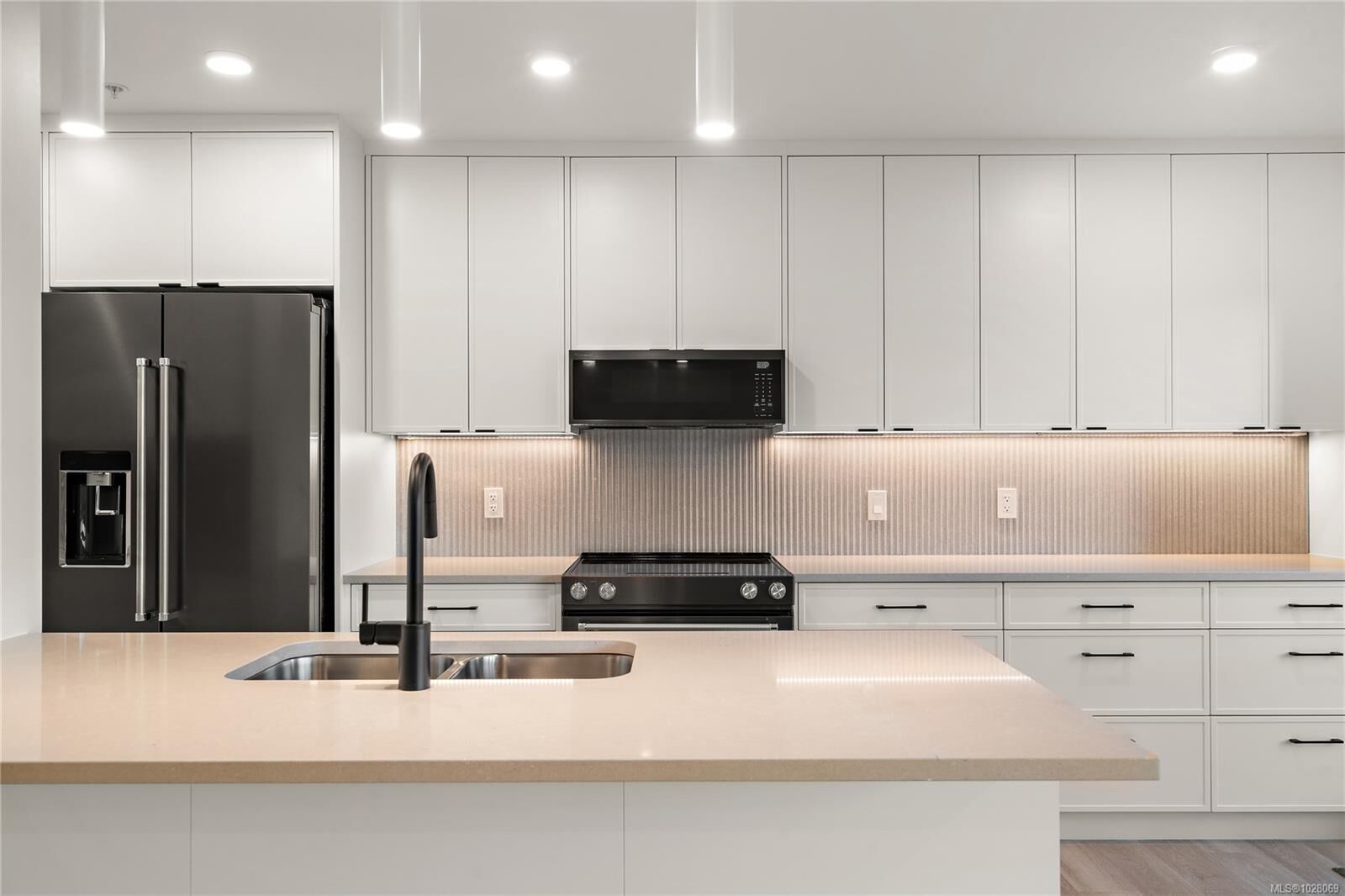 Property Photo:  1102 Esquimalt Rd Th4  BC V9A 0L3 