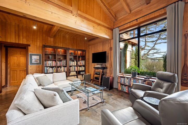 Property Photo: 825 Austin Dr BC V0P 1K0
