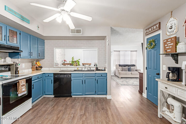 Property Photo: 3732 W Bluefield Avenue AZ 85308