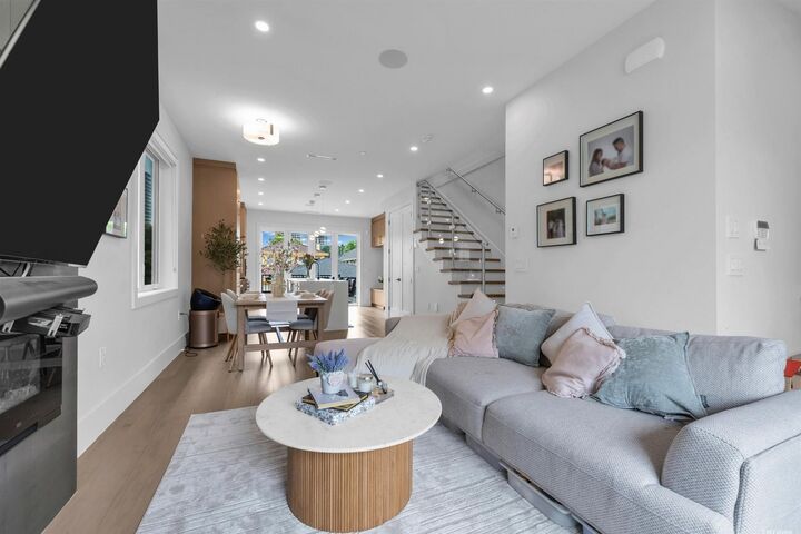 Property Photo: 560 W 63rd Avenue 1 BC V6P 2G8