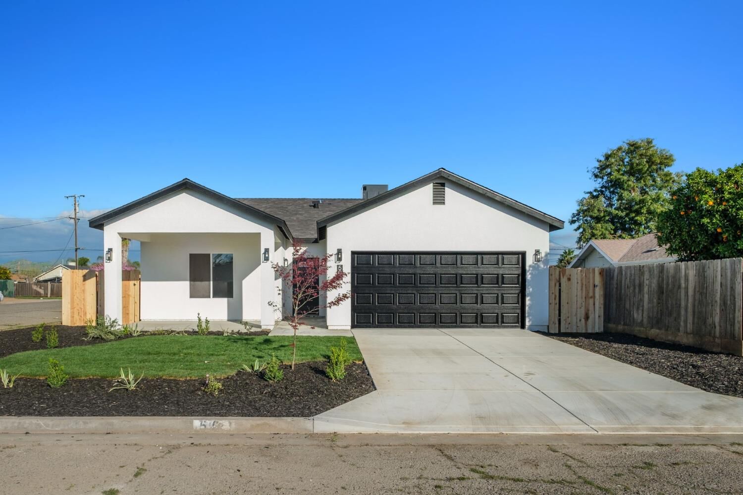 Property Photo:  502 9th St  CA 93646 