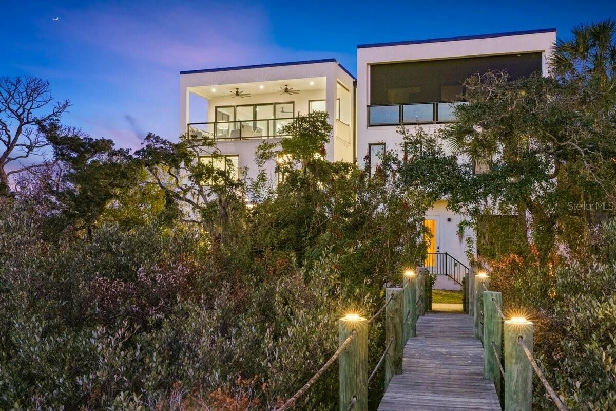 Property Photo:  552 S Peninsula Avenue  FL 32169 