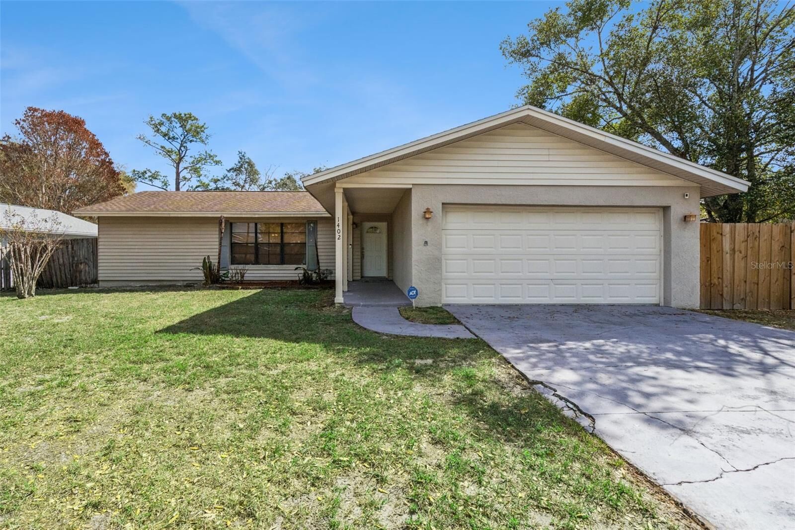 Property Photo:  1402 Meadowlark Street  FL 32750 