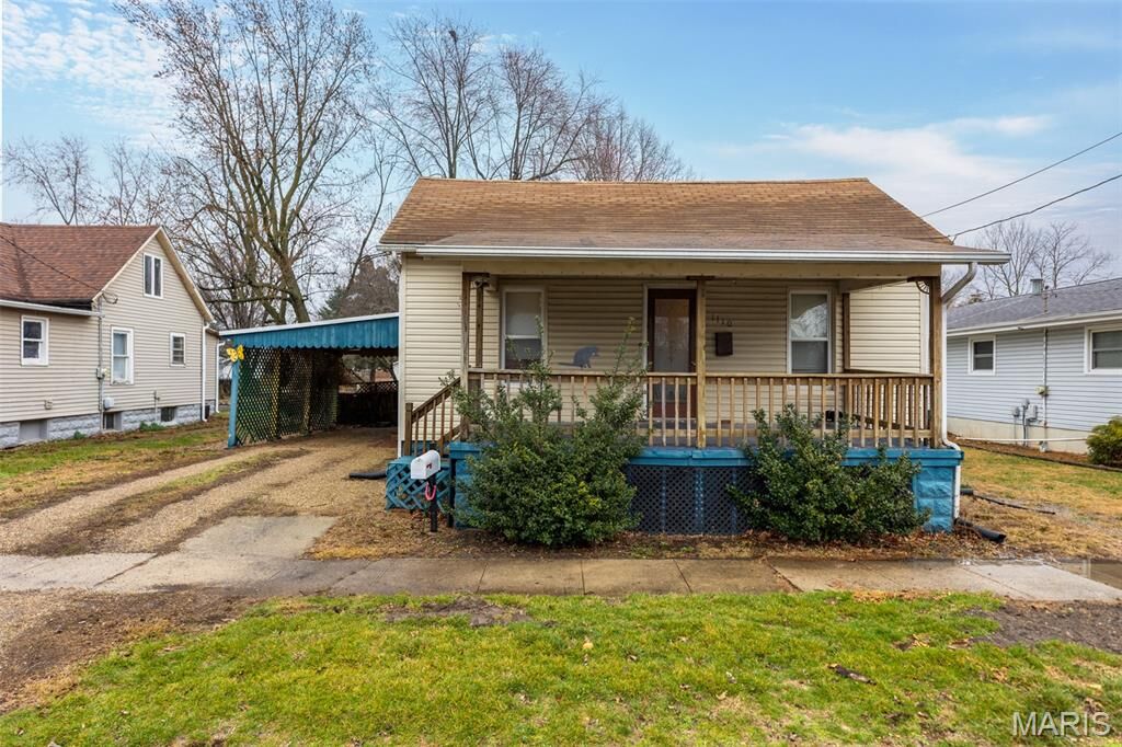 Property Photo:  1110 N Walnut Street  IL 62056 