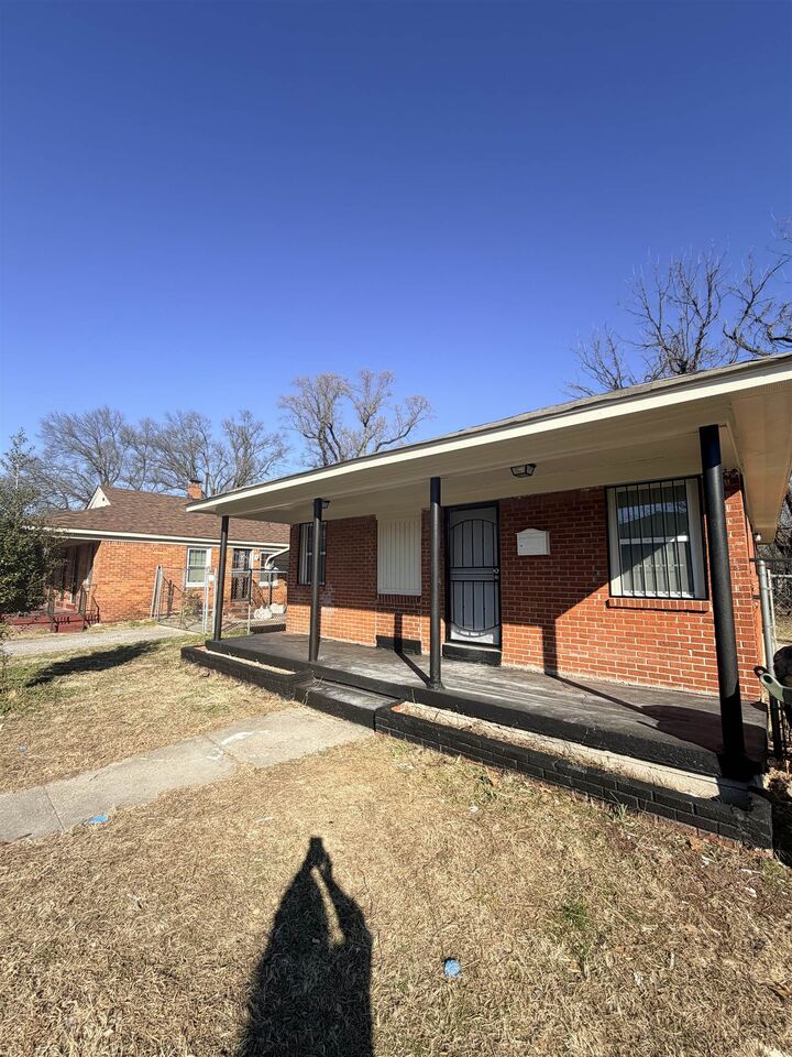 Property Photo:  1304 Oak St  TN 38106 