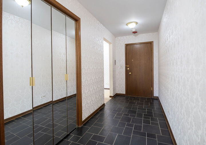 Property Photo:  2500 Archbury Lane 1A  IL 60068 