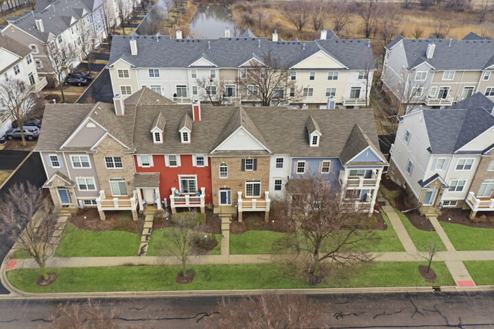 Property Photo:  1124 Bartholdi Court  IL 60188 