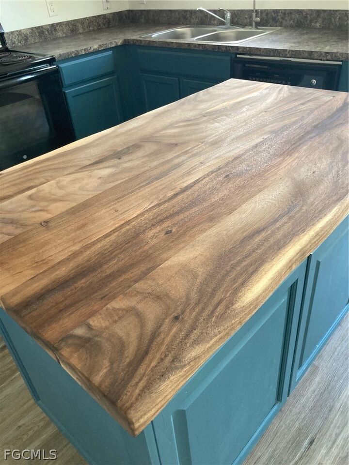 Property Photo:  2922 NW 8th Place  FL 33993 