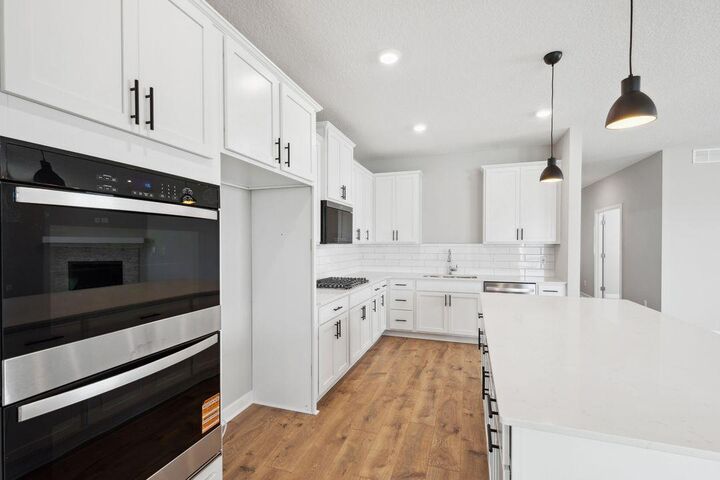Property Photo:  895 Laurel Court  MN 55318 