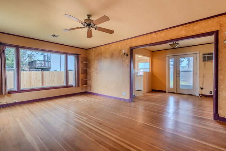 Property Photo:  915 Kenyon Street  OR 97501 