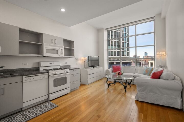 Property Photo:  360 Newbury St 402  MA 02115 