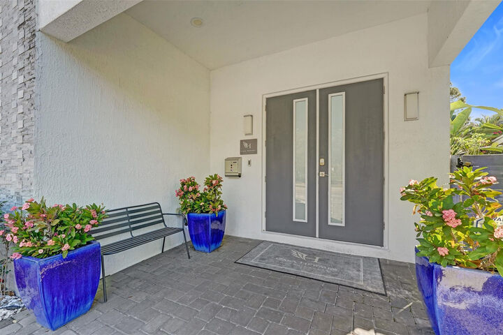 Property Photo:  2502 NE 6th Avenue  FL 33305 