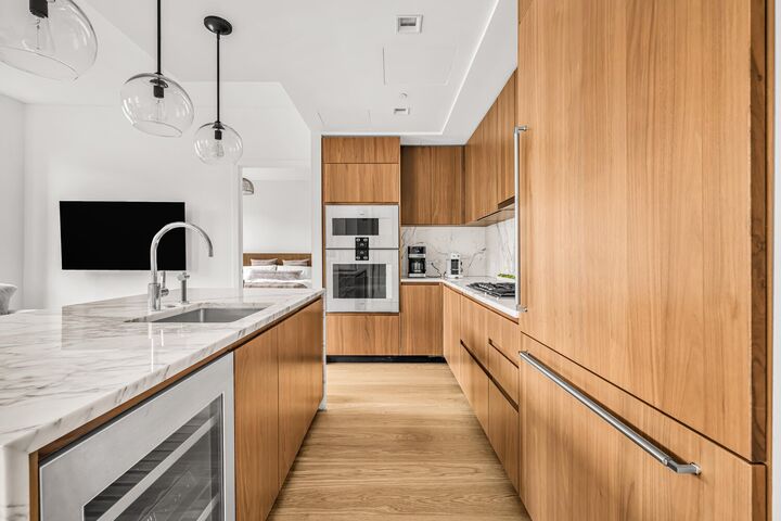 Property Photo:  242 Broome Street 8A  NY 10002 