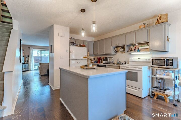 Property Photo:  8 Webster Court 8  CT 06111 