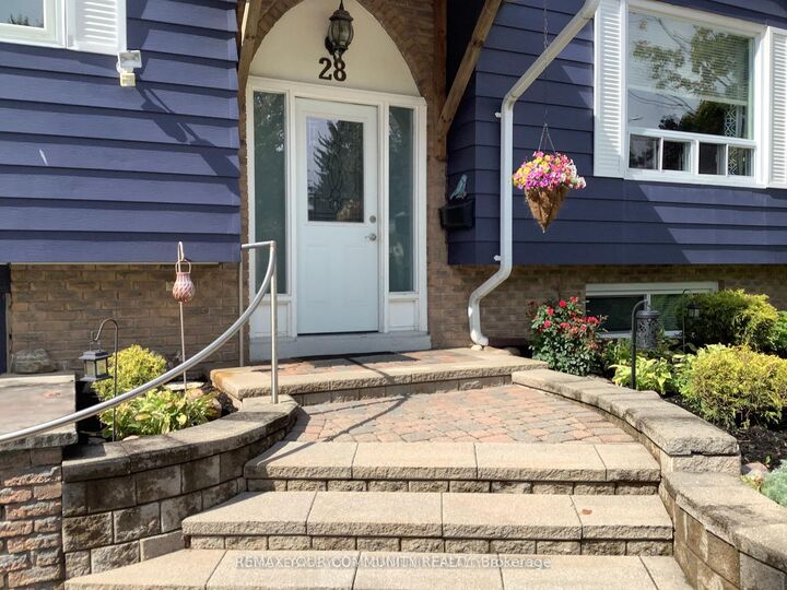 Property Photo: 28 Indian Arrow Road ON L4M 5H3