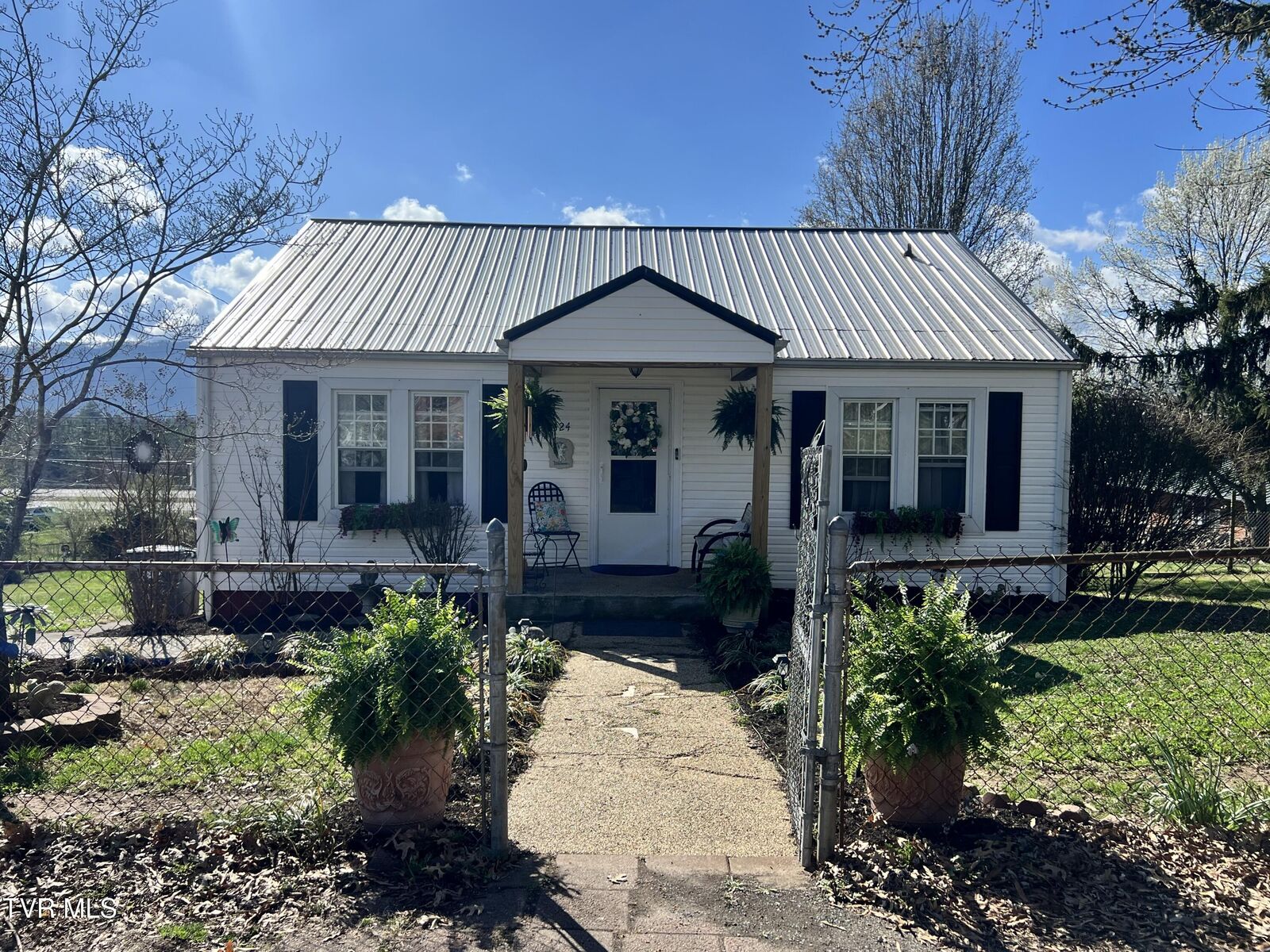 Property Photo:  424 Bay Street  TN 37645 