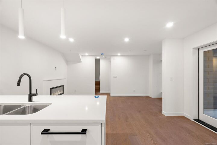 Property Photo:  1102 Esquimalt Rd Th2  BC V9A 0L3 